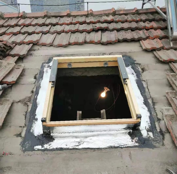 合肥阁楼天窗防水施工中...